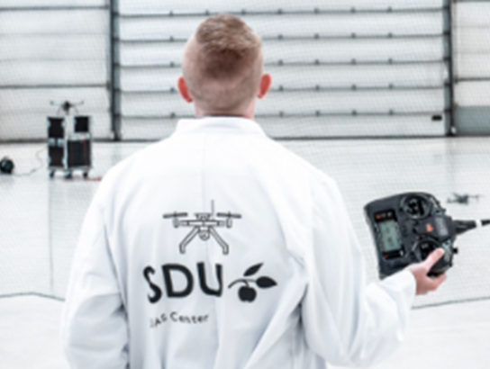Billede af forsker, der flyver med drone i SDU's dronehangar