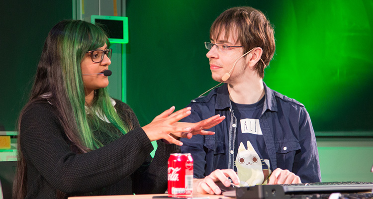 YouToube stars Robin and Samrita taught programming to 500 excited people (photo: Michael Yde Katballe/SDU).