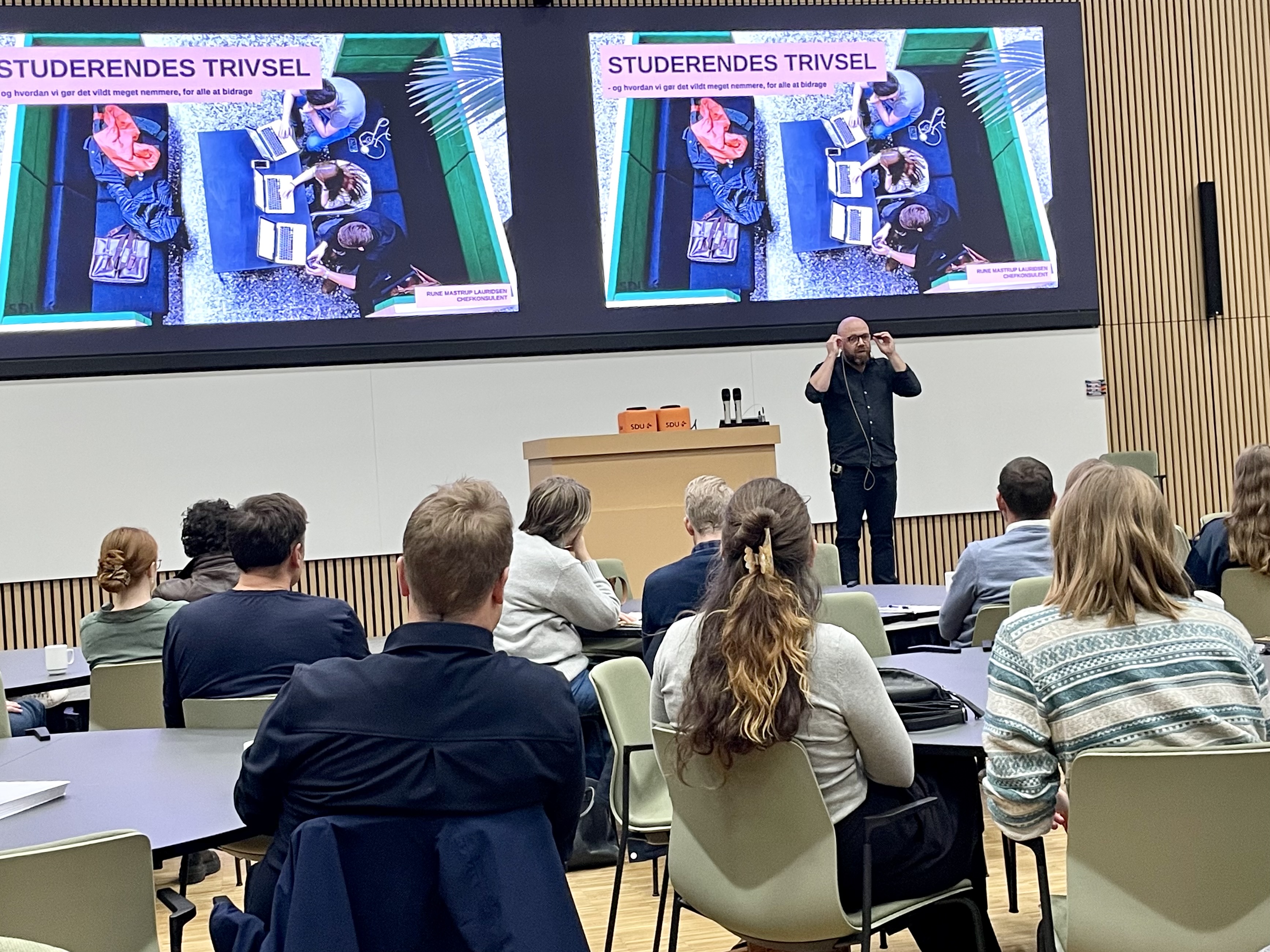 Billede af oplægsholder og deltagere