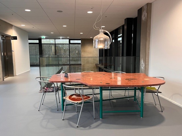 Bord, stole og lampe af kunstneren FOS i SUND-bygningen på SDU