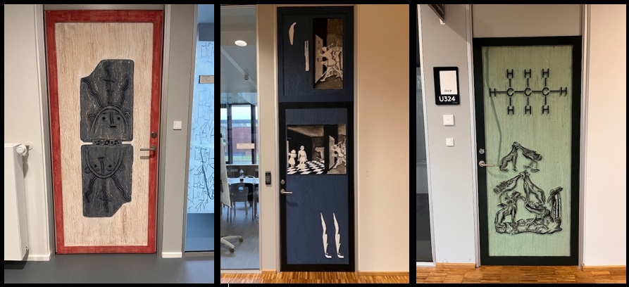 Tre af de døre af kunstneren FOS, som du finder i SUND-bygningen på SDU