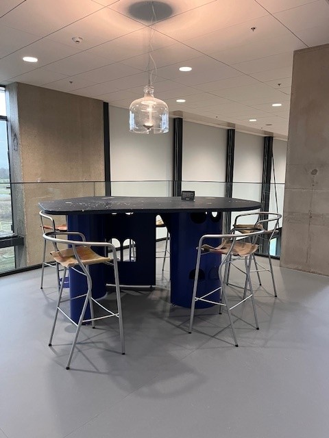 Højbord, barstole og lampe af kunstneren FOS i SUND-bygningen på SDU