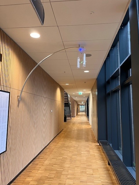 Lampe af kunstneren FOS i SUND-bygningen på SDU