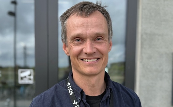 Portrætfoto af Simon Kjær Hermansen