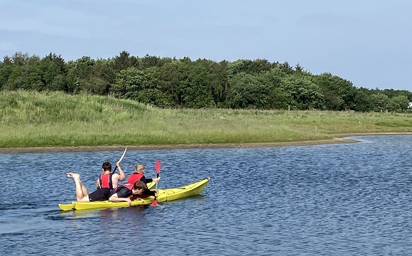 Foto af anlagt sø ved Syddansk Universitet med en sejlende kajak
