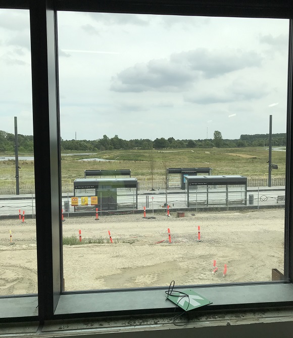 Kig fra koblingsbygningen, hvor letbanestoppet ved den fælleshovedingang til Nyt SUND og Nyt OUH ses