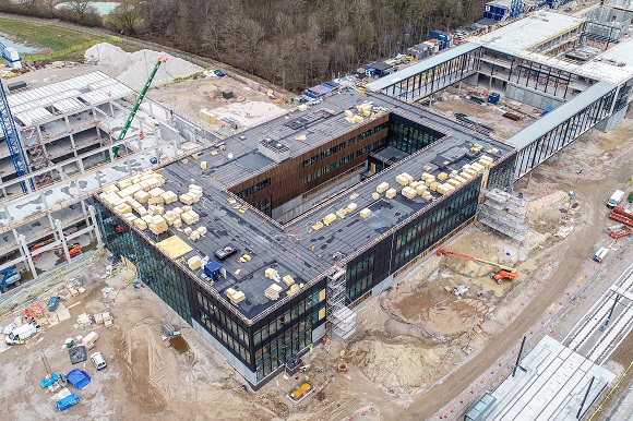 Bygning 6 i Nyt SUND-byggeriet står færdigt med tag og facader