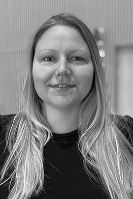 Portræt af Pia Nykaer Hansen Sort-hvidt portræt af Pia Nykaer Hansen med langt lyst hår og mørk overdel.