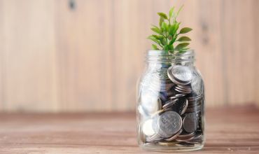 Billedet viser en krukke med penge