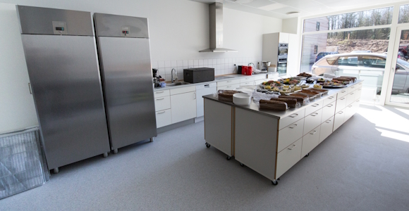 Anretterkøkken med service til ca. 80 personer, ovn og kombiovn, køleskab og fryser. Begrænset kapacitet til at lave kaffe og te.