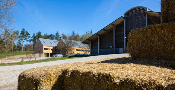 Svanninge Bjerge Forskningsstation set fra Bikubenfondens nærliggende kvægstald