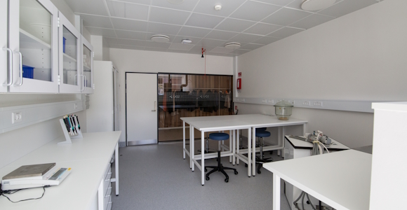 Vådlaboratoriet anvendes til behandling af prøver indsamlet i felten