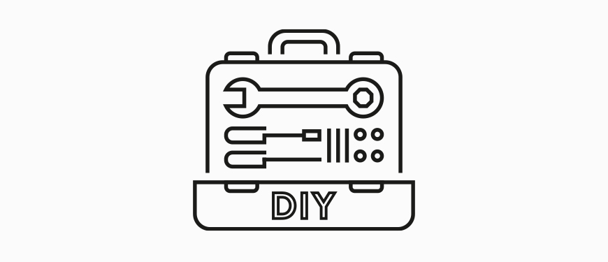 En åben værktøjskasse, hvor indholdet af værktøj er synligt. På kassen står “DIY”, som henviser til “Do It Yourself”.