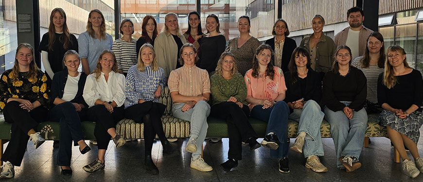 Gruppeportræt af forskere indendørs The Early Career Researcher (ECR) Initiative at the Department of Public Health