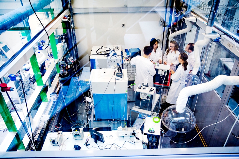 En gruppe forskere i et laboratorie