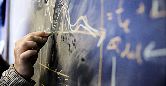 Formler skrevet på en tavle med kridt