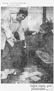 Clipping from Fyens Stiftstidende on 21 December 1966 with the headline 'No really good Christmas story', showing two women standing with a Christmas tree and a Christmas tree base.  