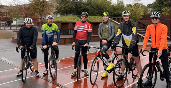 Seks cyklister med racercykler udendørs til Bevægelsesdagen 2026.