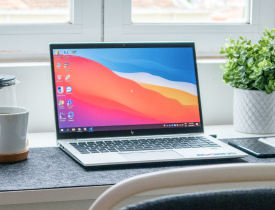 En tændt Windows-bærbar på et bord.