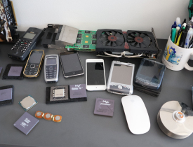 Gemte it-udstyr som mobiltelefoner, mus og cd'er i SDU IT.