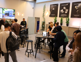 It-medarbejdere står ved Servicedesk på SDU og betjener kunder.