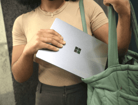 Kvinden lægger sin bærbar i tasken.