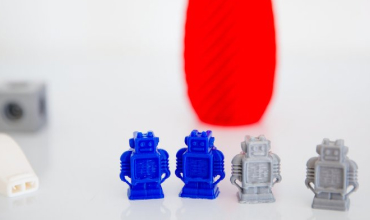 Fire plastikfigurer af små robotter.