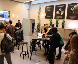 Servicedesk med flere besøgende, som har behov for hjælp til at løse it-udfordringer.