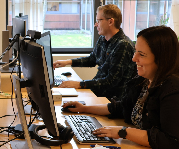 SDU IT's flekskontor med to medarbejdere siddende.