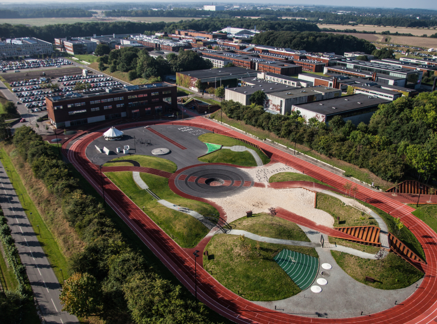 SDU's atletikbane set fra fugleperspektiv.