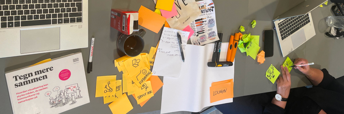 Post-its og bærbar computere på bordet.