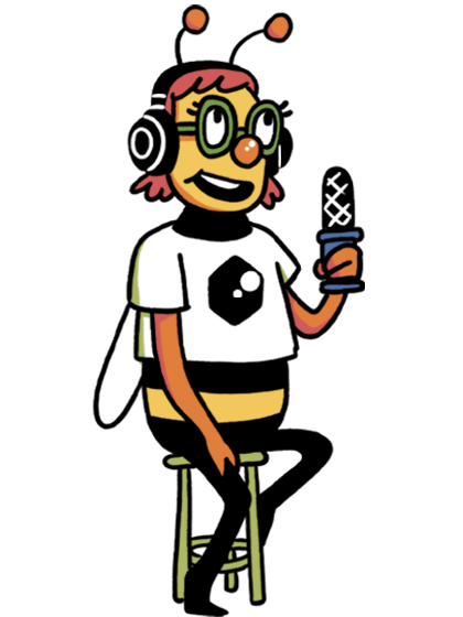 En tegneseriefigur af en bi med briller og headset, iført t-shirt. Den sidder og holder en mikrofon i sin ene hånd.