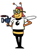 En tegneseriefigur af en bi med briller, iført t-shirt. Den står selvsikkert med den ene hånd på i siden og et kamera i den anden hånd.