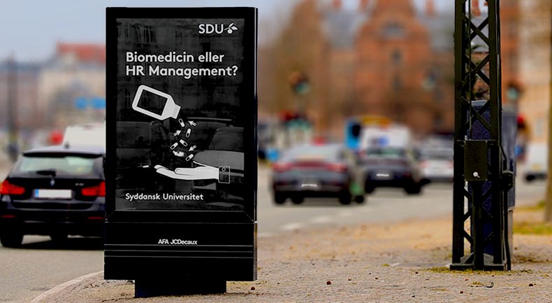 Eksempel på placering af logo på plakat