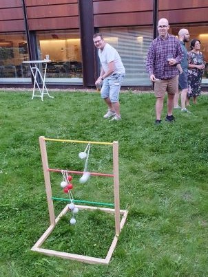 Der hygges i gårdhaven med spil