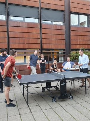 Rundt-om-bordet bordtennis i gårdhaven