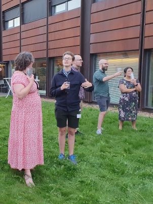 Hyggesnak i gårdhaven