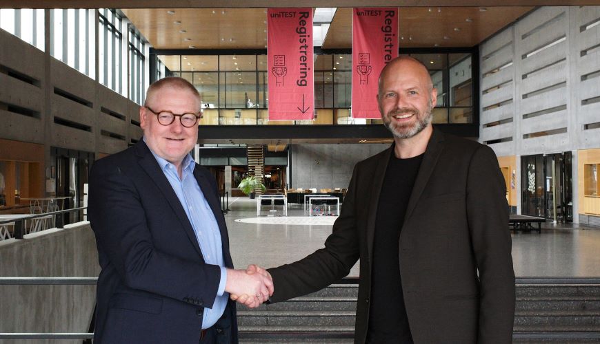 Områdedirektør, Leif Ilsø fra KMD og SDU’s digitaliseringschef, Bue Raun Andersen indgår aftale om ESDH-systemet, WorkZone